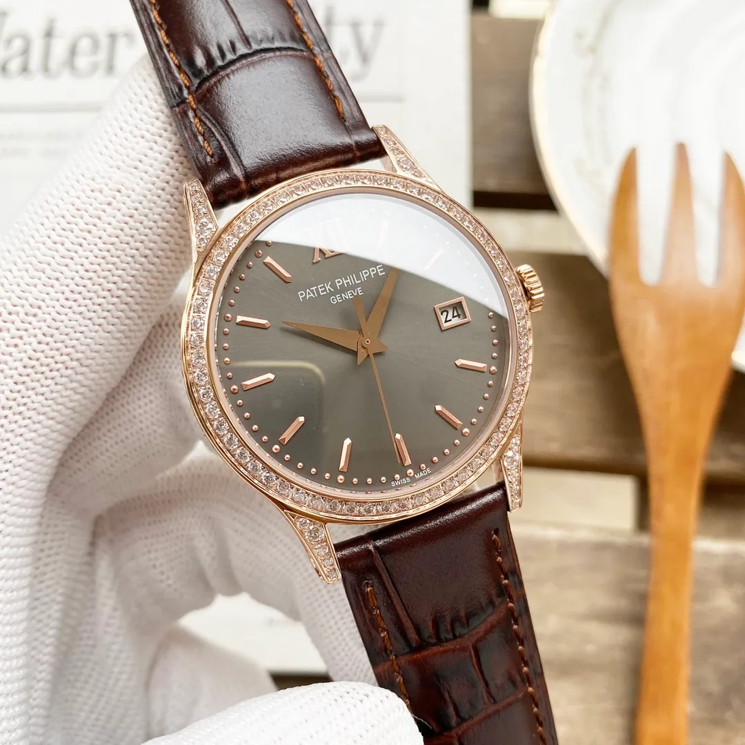 【Top replica】💰3500! Patek Philippe Classic Watch Series——5296. Platinum V8 upgraded version! [Details are upgraded as follows] Using the finest diamonds, luxury diamonds, the watch size is 38mmX9mm, thin and quality 1. Improve the details of the case, improve the polishing quality, and exclusively restore the perfect proportions and unique texture of the genuine product. 2. The scales and hands are enhanced with the latest precious metal plating technology, which makes the effect even better! 3. "Pot lid type" slightly convex sapphire watch mirror, the shape is consistent with the original product, the effect is transparent, and the time is clear. [Leading the era of all-in-one computers] Using a customized version of Cal.9015 - thinner, more stable, and more like. [Strap] Classic Italian calfskin strap with clear texture and high quality. The pin buckle is polished neatly and brightly, and it is universal and original without any pressure. So noble, classic and timeless, once you have it, there is nothing else to ask for.